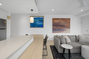 Departamento, 2 habitaciones | Área de sala de estar | Smart TV de 55 pulgadas con canales digitales 