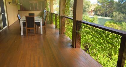 Tropical oasis/pet friendly. Golf, hot springs, beach nearby. Large games room.