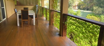 Tropical oasis/pet friendly. Golf, hot springs, beach nearby. Large games room.