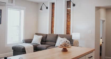 Charming 2-bedroom apartment with AC, WiFi in lovely Mifflinburg