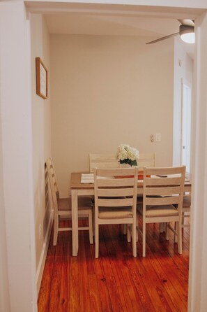 Dining - Charming 2-bedroom apartment with AC, WiFi in lovely Mifflinburg (Mifflinburg)