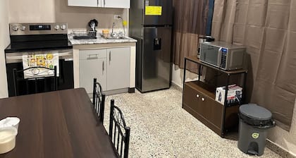 Apartamento de 2 habitaciones, AC, baño, Netflix, Wi-Fi, lavandería y garaje.
