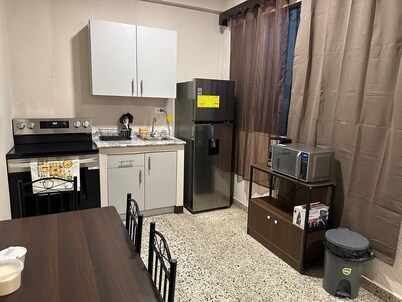Apartamento de 2 habitaciones, AC, baño, Netflix, Wi-Fi, lavandería y garaje.