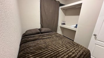 2 makuuhuonetta, silitysrauta/-lauta, Wi-Fi, vuodevaatteet