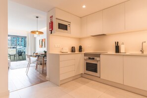 冷蔵庫、電子レンジ、オーブン、コンロ