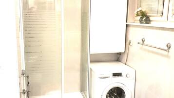 Comfort appartement, uitzicht op stad | Badkamer | Een douche, een haardroger, handdoeken, zeep
