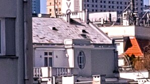 Un edificio con una torre de reloj y el letrero del hotel Novotel.