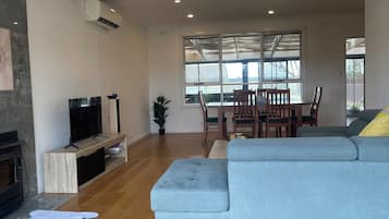 Älytelevisio, takka, kirjoja