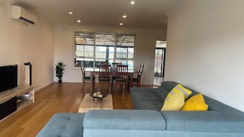 Smart TV, caminetto, libri