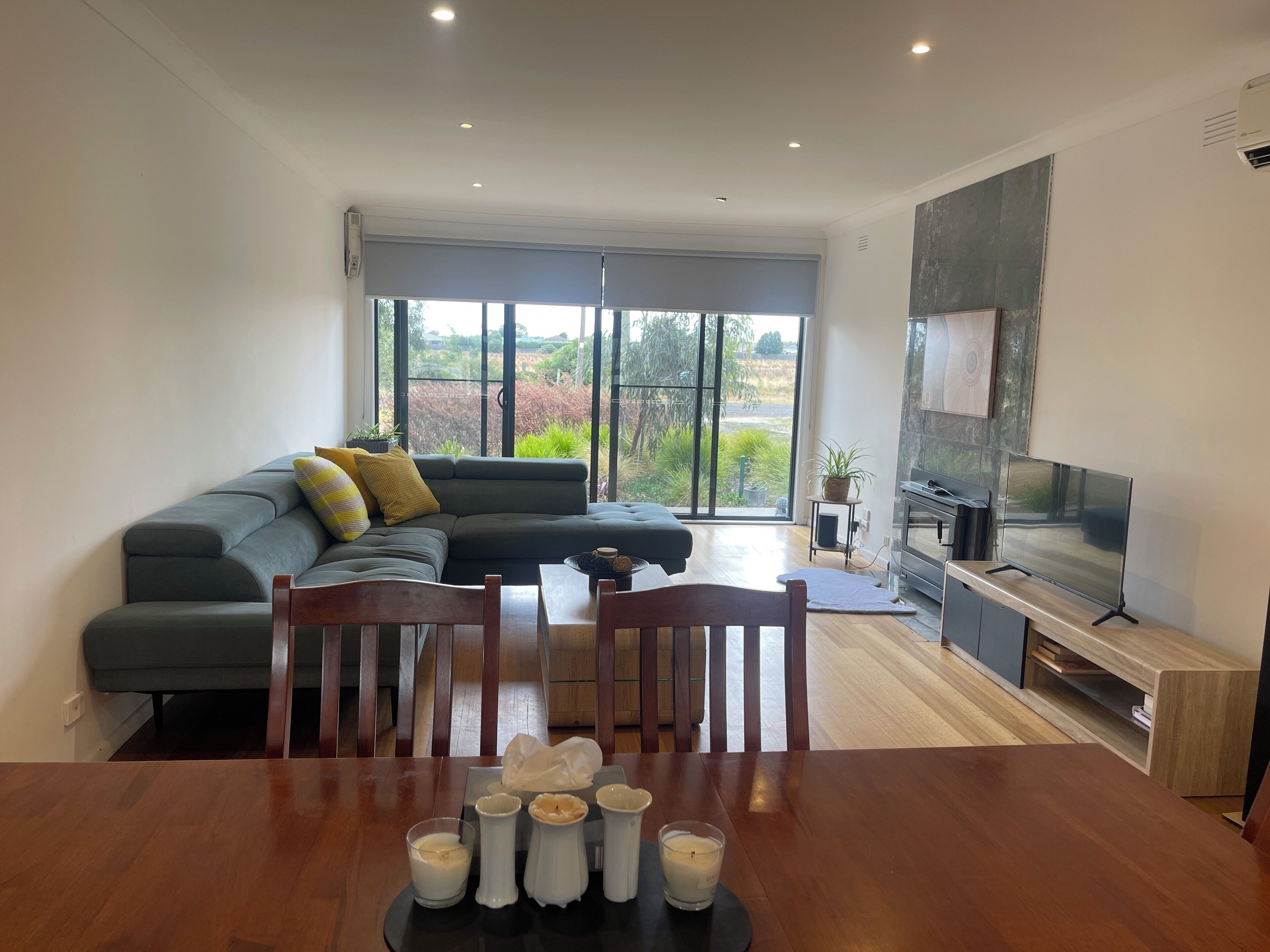 Smart-tv, een open haard en boeken