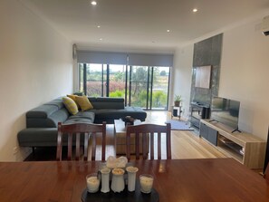 TV connectée, cheminée, livres