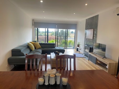 Smart TV, fireplace, books. SANDHU FARMHOUS 11 Acres