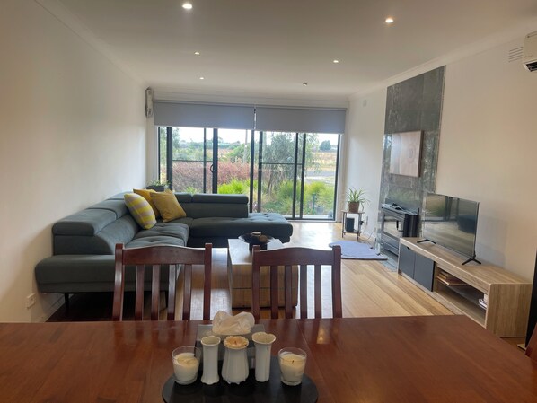 Smart TV, fireplace, books - SANDHU FARMHOUS 11 Acres (Moolap)