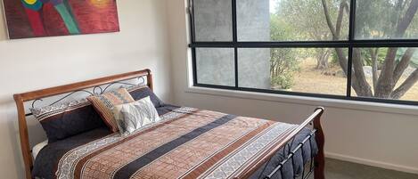 4 slaapkamers, een strijkplank/strijkijzer, gratis wifi, beddengoed