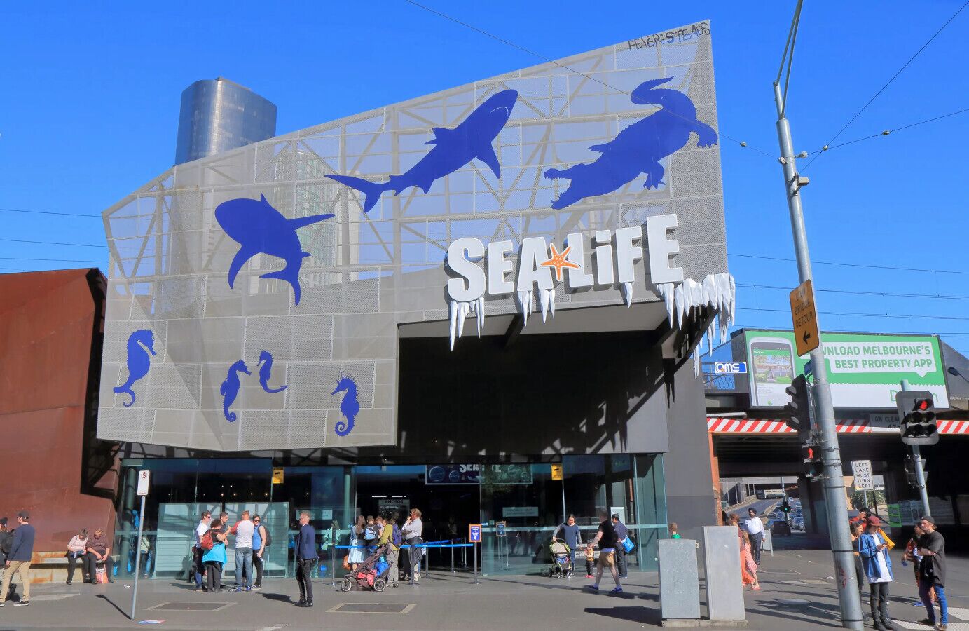 Un edificio con un letrero grande que dice "SEA LIFE" y siluetas de animales marinos.