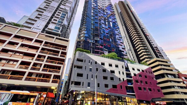 Exterior - 3Bed inner CBD | Next to Skybus w/Pool &Gym (Melbourne)