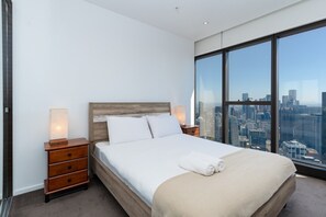 2 bedrooms, desk, iron/ironing board, WiFi - Sky Pool | Luxury 2BR w/ City View & Free Parking (Southbank)