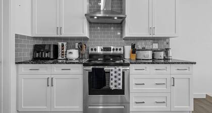 Spacious Family Retreat Near WEM |GymâąRavineâąTrailsâąNetflixâąPet & Child-Friendly