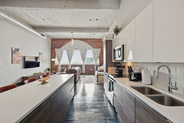 冷蔵庫、電子レンジ、オーブン、コンロ