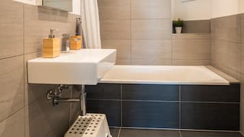 Haartrockner, Handtücher, Seife, Toilettenpapier
