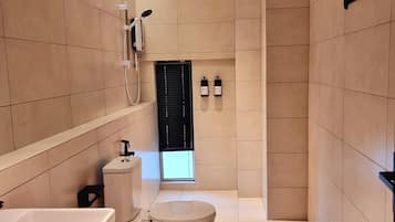 Deluxe Twin kamer, uitzicht op stad | Een strijkplank/strijkijzer, gratis wifi