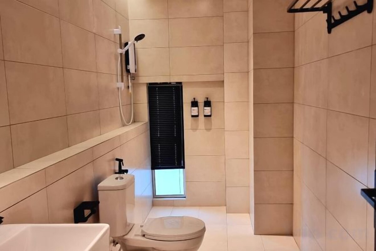 Salle de bain | Douche, séchoir à cheveux, bidet, serviettes fournies