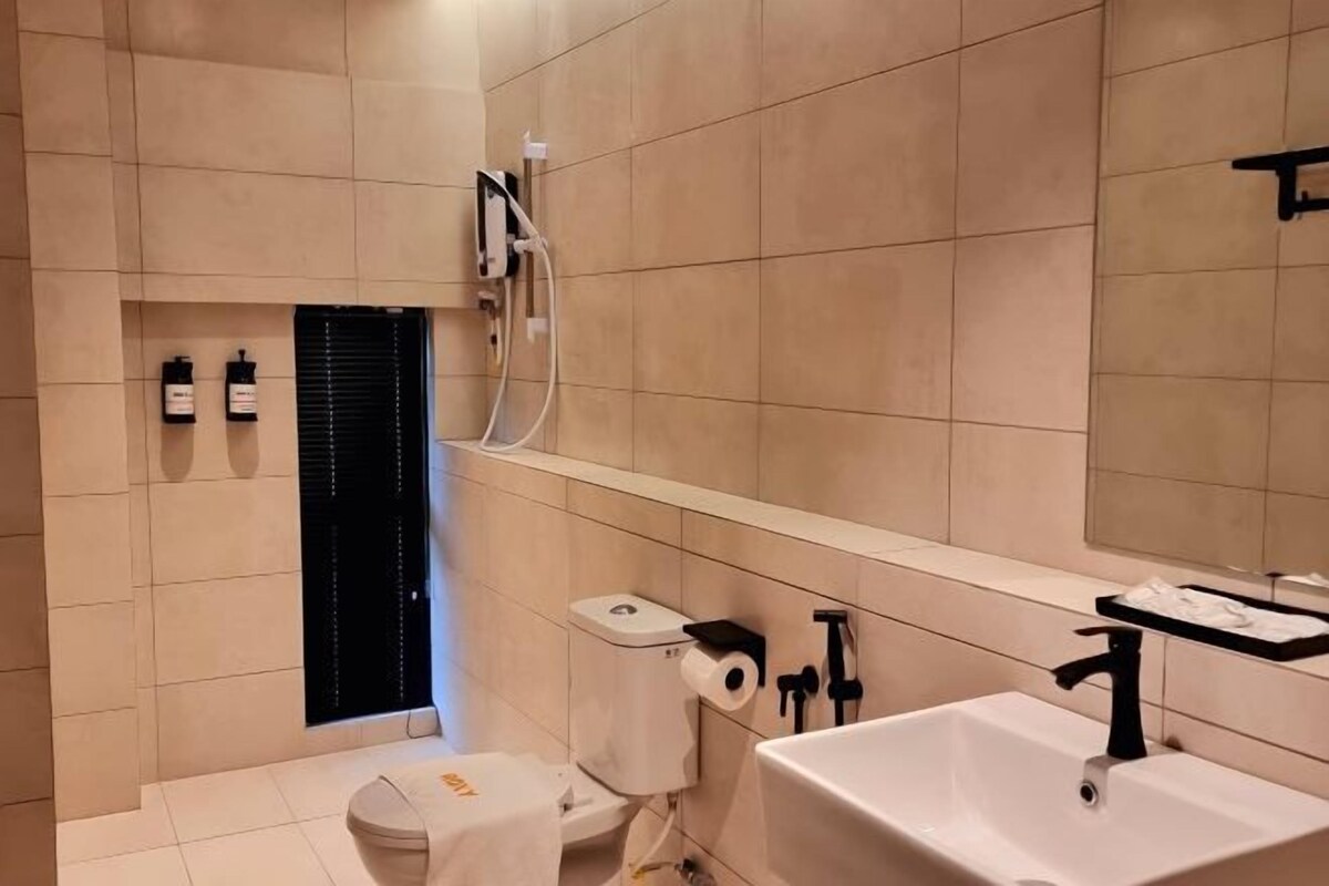 Une salle de bain moderne équipée de toilettes, d’un bidet et d’un lavabo.