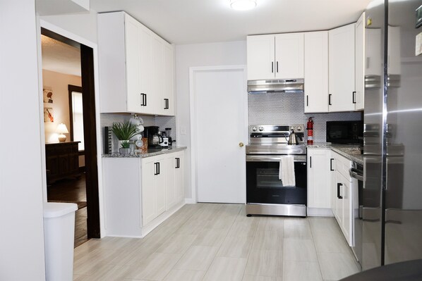 Een koelkast, een microgolfoven, een oven, een kookplaat