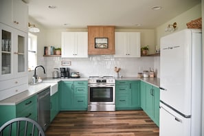 Fridge, microwave, oven, stovetop - a Fresh Farmhouse near downtown Snohomish (Snohomish)