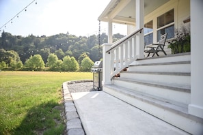 Property grounds - a Fresh Farmhouse near downtown Snohomish (Snohomish)