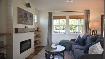 智能電視、壁爐、DVD 播放機、書籍