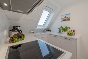 Fridge, oven, stovetop, dishwasher