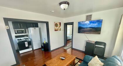 Cozy Frog on the Beach! 2-bedroom Efficiency w/ Beach Access, WiFi, Smart TV