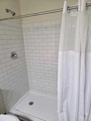 Enkeltrom – comfort | Bad | Toalettartikler (inkludert), hårføner, håndklær og såpe