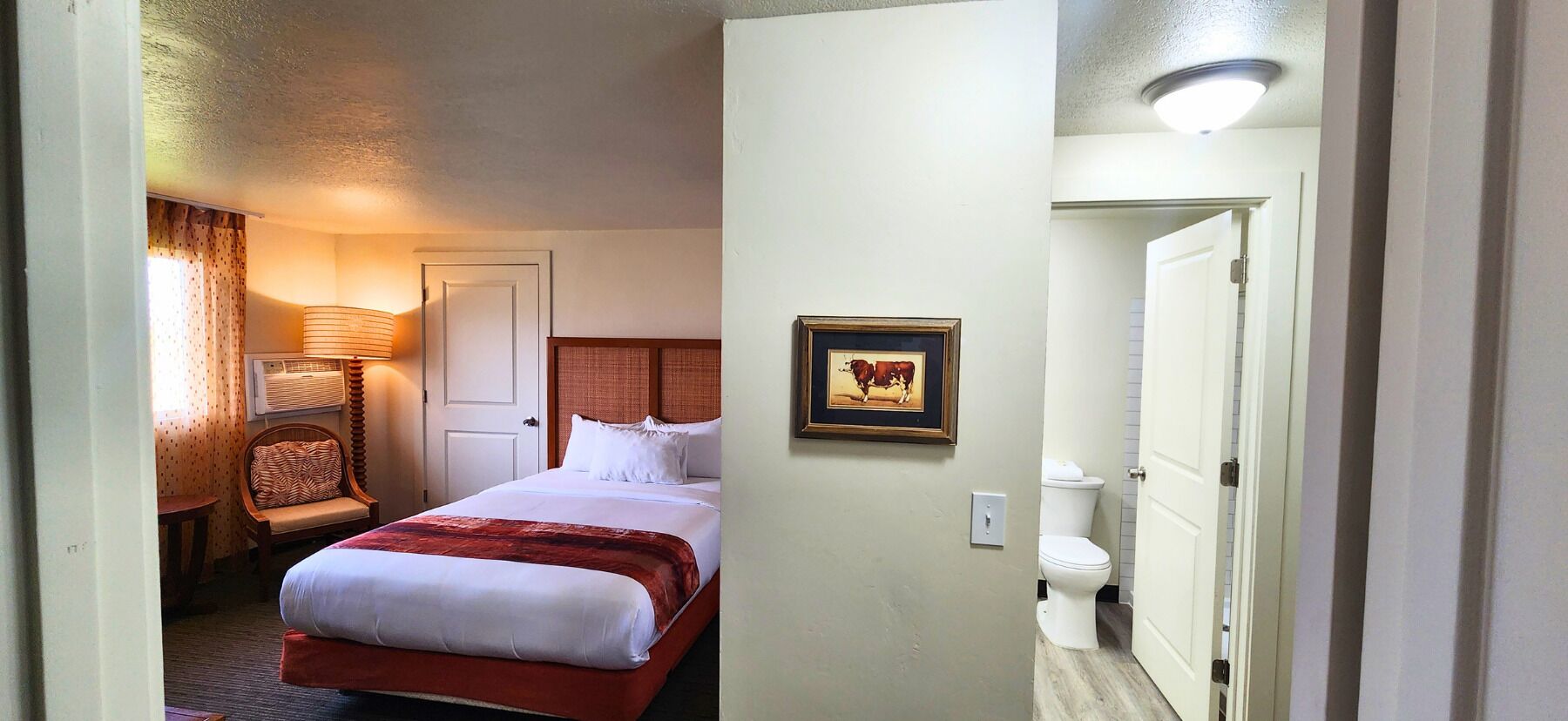 Deluxe Suite | In-room safe, blackout drapes, iron/ironing board, free WiFi