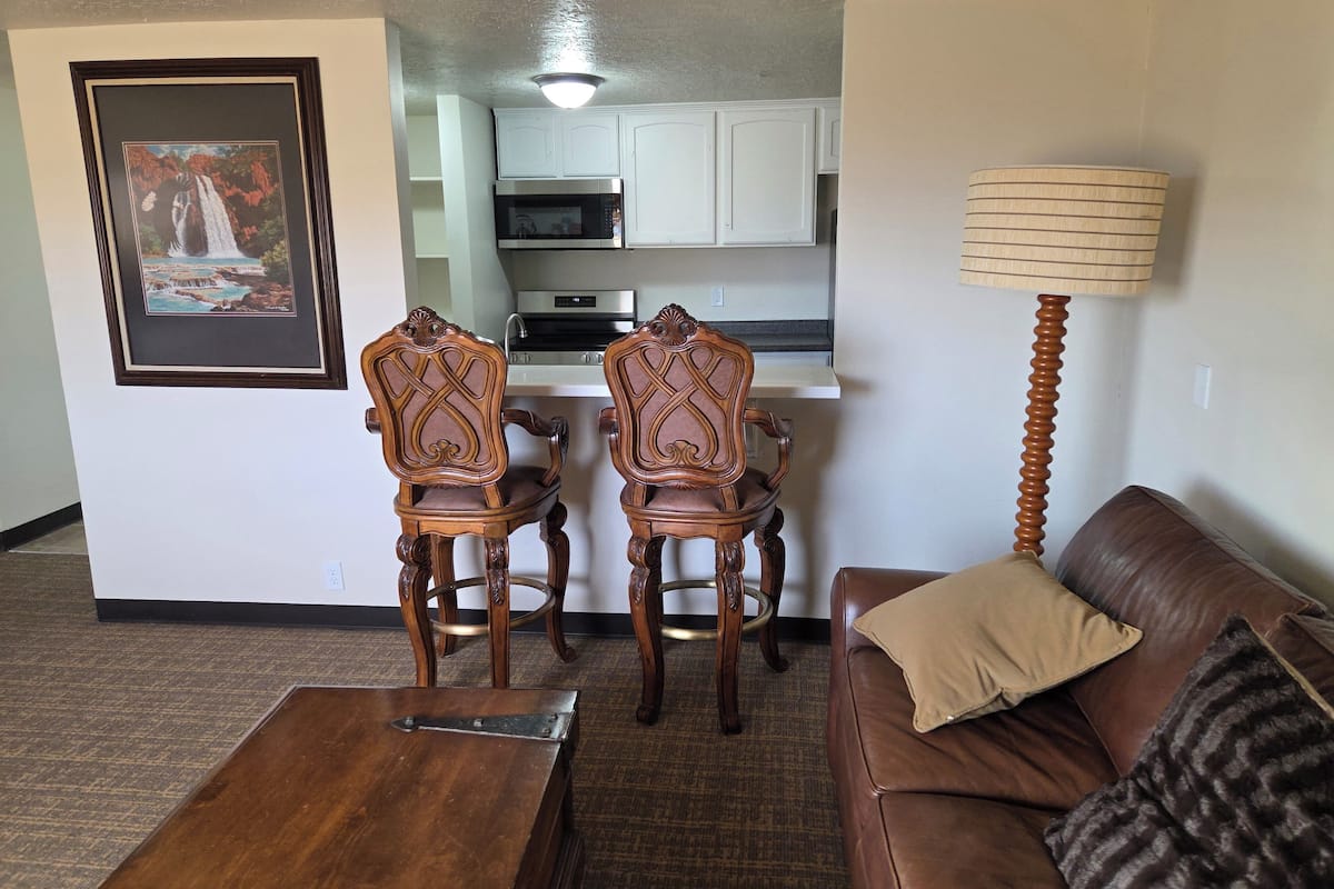 Deluxe Suite | In-room dining