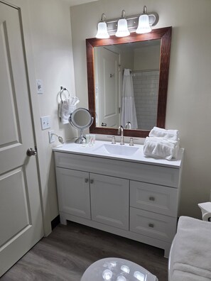 Comfort Tek Kişilik Oda | Banyo | Ücretsiz banyo/kozmetik ürünleri, saç kurutma makinesi, havlu, sabun 