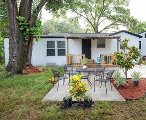 Outdoor dining - 5-bed, 3-bath house near Stadium with 3 TVs, Wifi,  Laundry, AC, & full kitchen (Tampa)