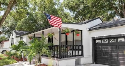5-bed, 3-bath house near Stadium with 3 TVs, Wifi, Laundry, AC, & full kitchen