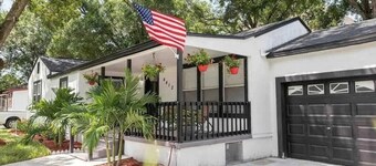 5-bed, 3-bath house near Stadium with 3 TVs, Wifi, Laundry, AC, & full kitchen
