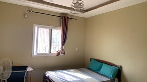 1 habitación, tabla de planchar con plancha, wifi y ropa de cama