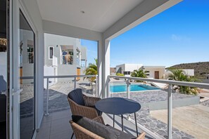 Outdoor dining - Casa Flamingo – Luxury Holiday Home in Papaya Hill Resort, C (Grote Berg)