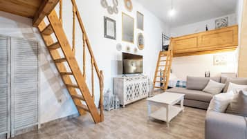 Smart TV, fireplace
