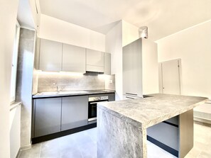 Kühlschrank, Ofen, Herdplatte, Geschirrspüler