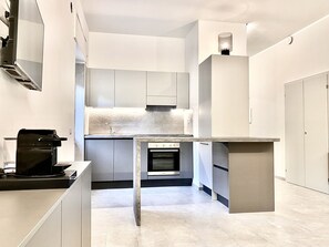 Een koelkast, een oven, een kookplaat, een vaatwasser