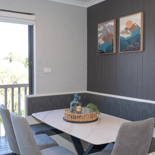  Cosy townhouse with picturesque lakeside views.