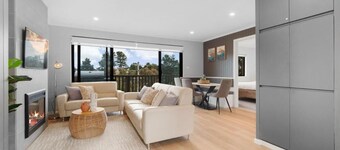  Cosy townhouse with picturesque lakeside views.