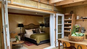 Una camera accogliente con un letto, comodini e una finestra.