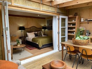 Ein gemütliches Schlafzimmer mit einem Bett, Nachttischen und einem Fenster.