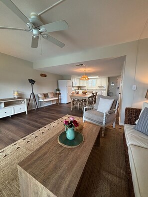 Smart TV, books, stereo - NEW RENTAL! Beautiful Beachfront Condo on Ormond Beach w Pool! Sit Back & Relax! (Ormomd Beach)